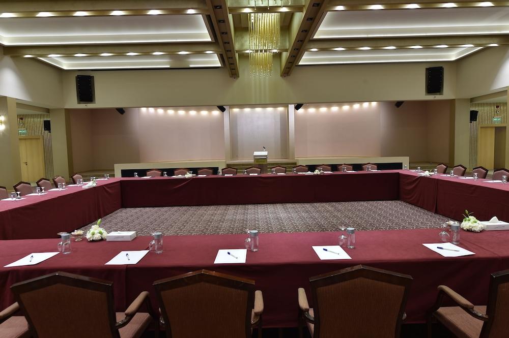 Carlton Al Moaibed Hotel Dammam Exterior photo The conference room of the European University