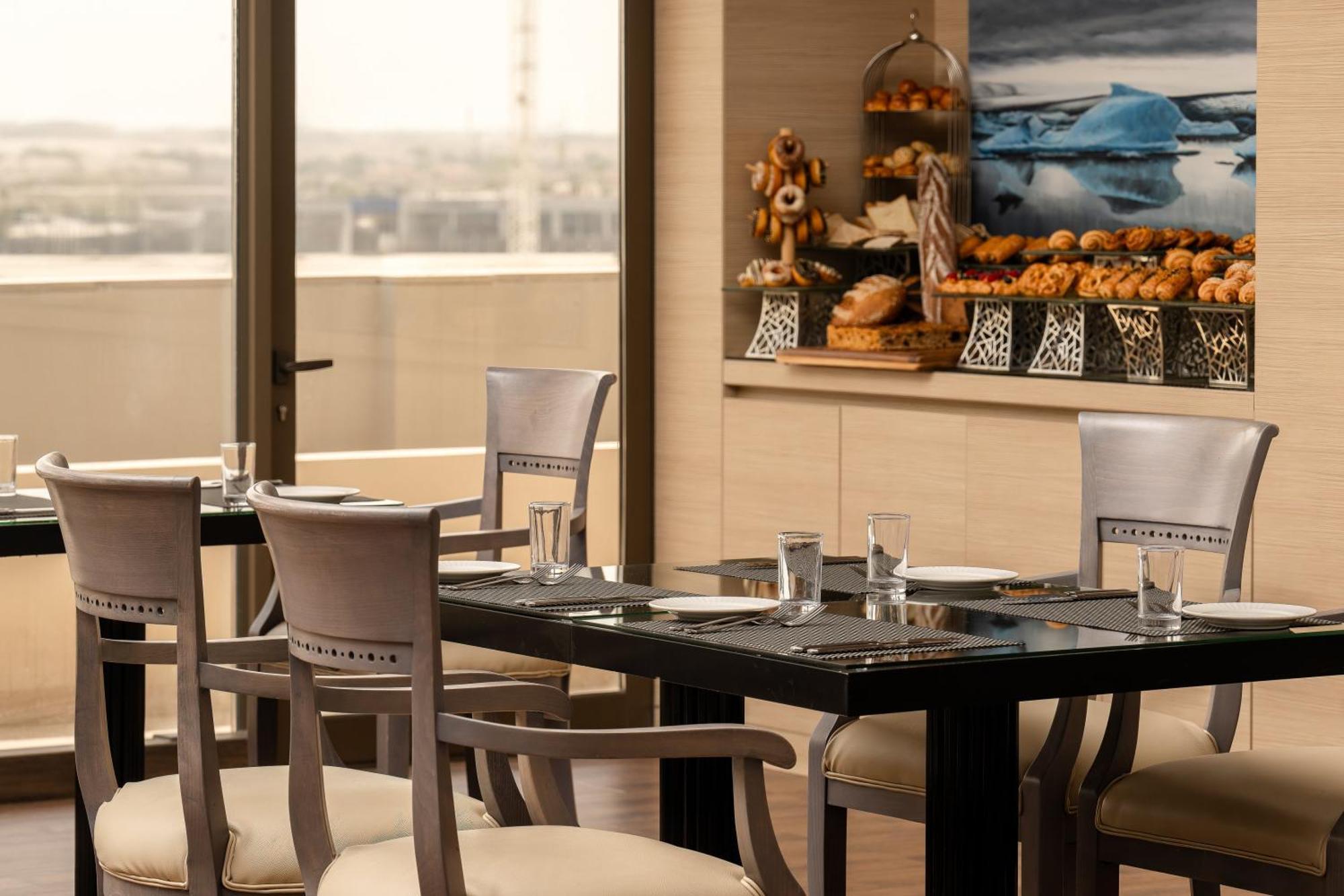 Carlton Al Moaibed Hotel Dammam Exterior photo The Club at the airport