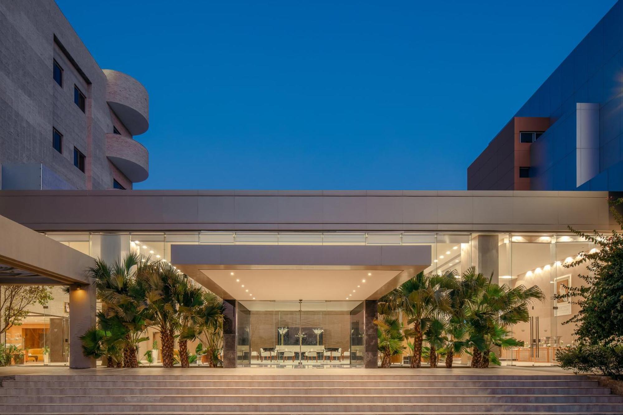 Carlton Al Moaibed Hotel Dammam Exterior photo The main entrance of the hospital