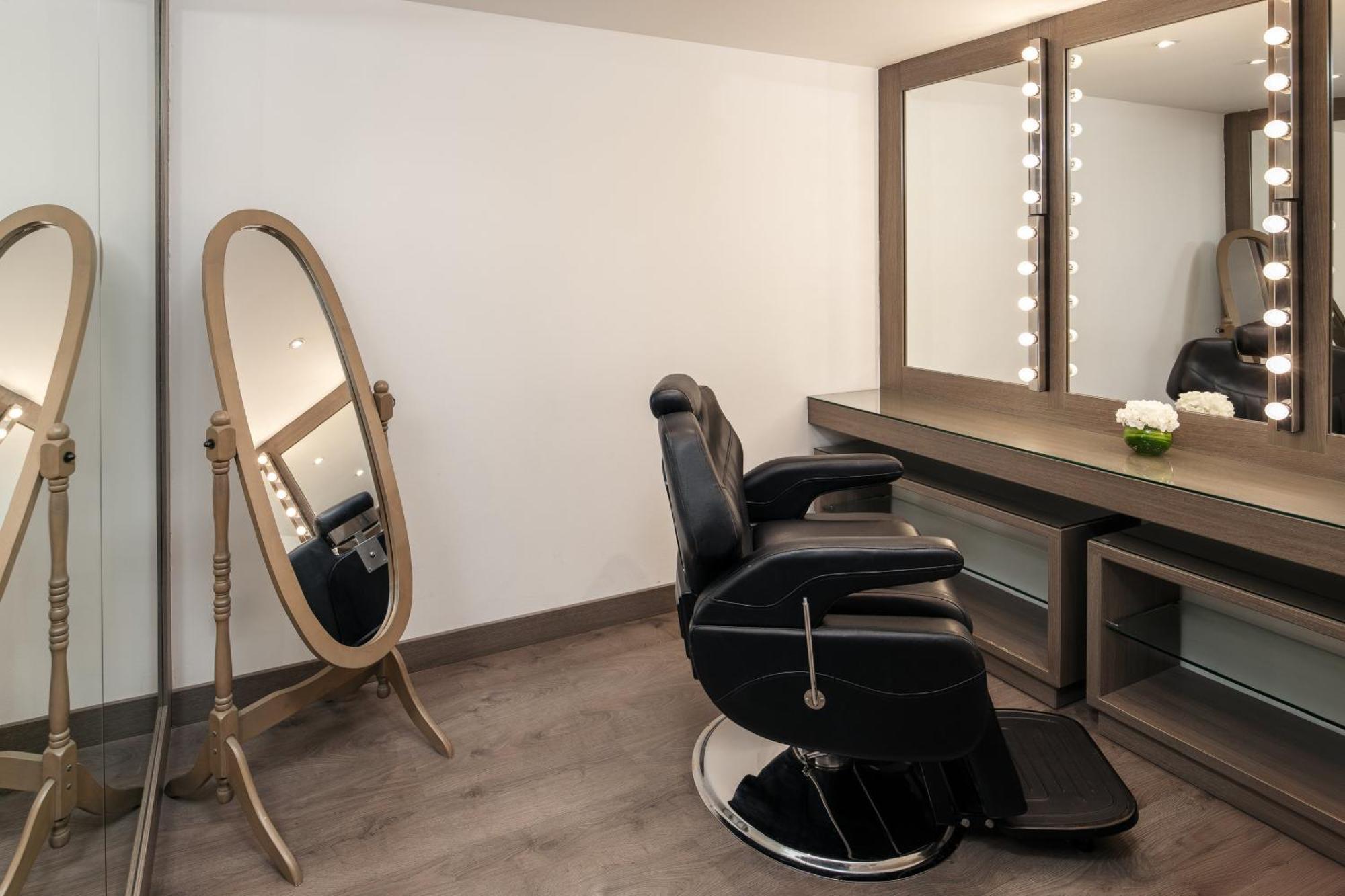Carlton Al Moaibed Hotel Dammam Exterior photo The salon's interior