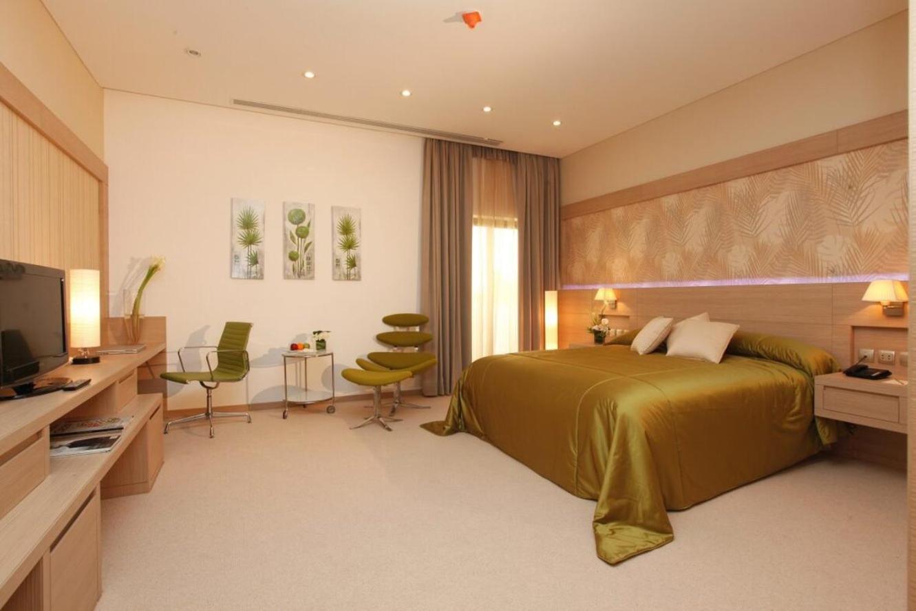Carlton Al Moaibed Hotel Dammam Exterior photo A room at the hotel